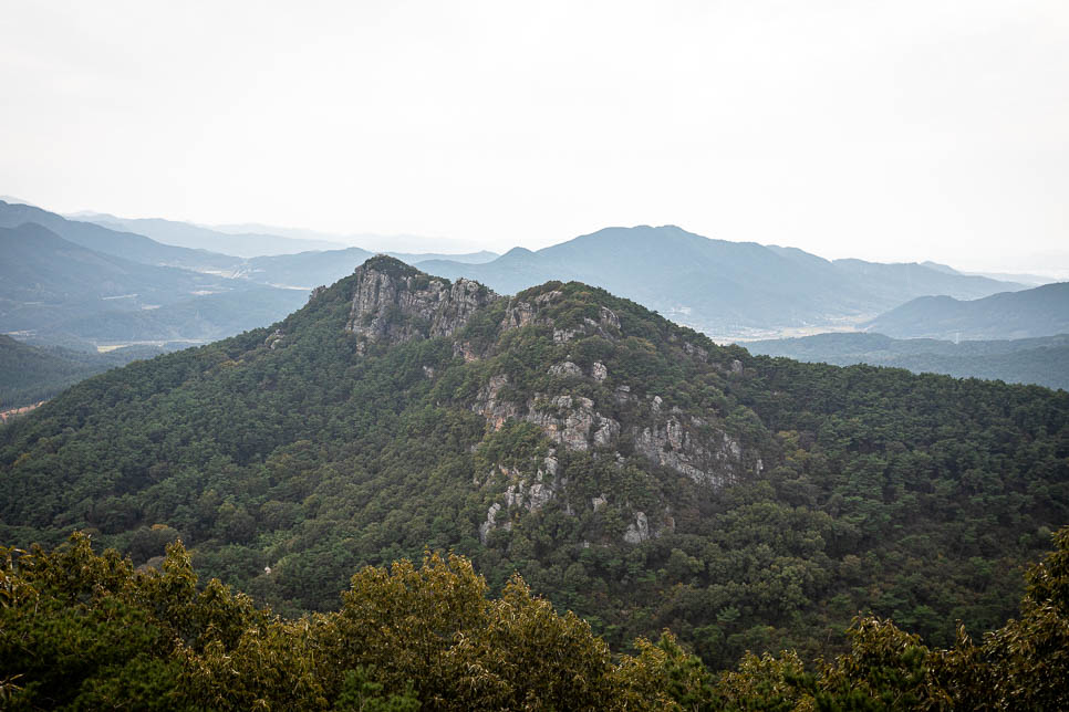 설산에서 바라본 괘일산  